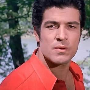 <p>Sunal, trafik ışıklarında usta oyuncu İzzet Günay'la karşılaştığı anı anlatarak,<strong> "Sözleşsek olmaz. Kemal'e giderken İzzet Günay'la yan yana geldik"</strong> ifadelerini kullandı.</p>
