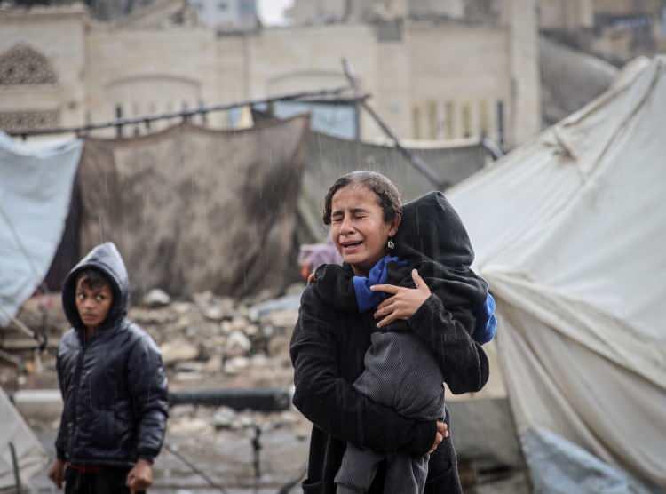 <p>Gazze Şeridi'nde bu sabah yağan yağmur sonrası İsrail'in 2 yıl süren saldırıları nedeniyle evleri yıkılan Filistinlilerin kaldığı Yermük Kampı'ndaki çadırları su bastı.</p>
