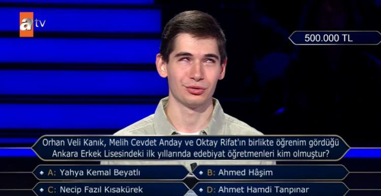 <p><strong>"A- Yahya Kemal Beyatlı", "B- Ahmed Haşim", "C- Necip Fazıl Kısakürek" ve "D- Ahmet Hamdi Tanpınar" seçenekleri arasında kararsız kalan yarışmacı, uzun bir süre düşündü.</strong></p>
