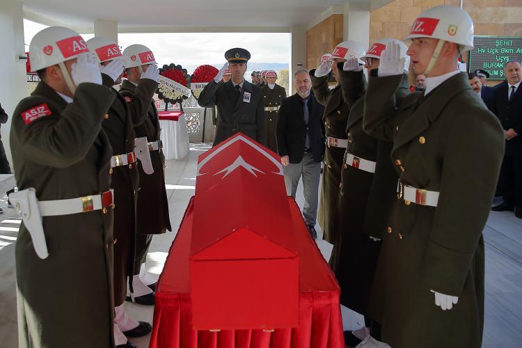 <p>Azerbaycan-Gürcistan sınırında düşen Milli Savunma Bakanlığına ait C130 tipi askeri kargo uçağında şehit olan Hava Uçak Bakım Astsubay Üstçavuş Burak İbbiği'nin cenazesi, memleketi Çorum'da defnedildi. Şehit İbbiği için Çorum Akşemseddin Camisi'nde tören düzenlendi.</p>
