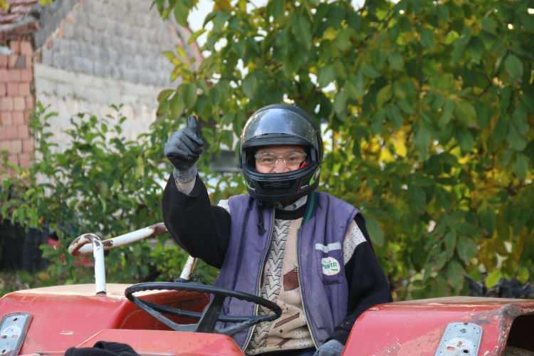 <p><span style="color:#A52A2A"><strong>"BÜTÜN İŞLERİ KAFAMIZDA KASKLA YAPACAĞIZ"</strong></span></p>

<p> </p>

<p><strong>Nasip olursa bahara doğru marul dikeceğiz. İşte bu şekilde fasulye ve biber derken yavaş yavaş hepsinden ekeceğiz. Bütün bu işleri kafamızda kask varken yapacağız. Herhangi bir zarara karşı kask bizi koruyacak."</strong></p>
