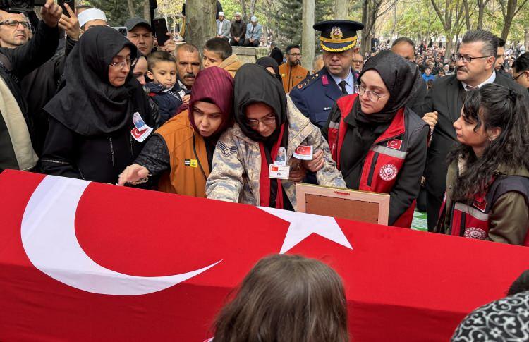 <p>Azerbaycan-Gürcistan sınırında düşen askeri kargo uçağında şehit olan Hava İkmal Astsubay Kıdemli Çavuş Ahmet Yasir Kuyucu'nun cenazesi Konya'da toprağa verildi. Konya Şehitliği'ne getirilen şehit Kuyucu'nun eşi Fatmanur Kuyucu, eşinin kamuflajıyla tören alanına gelerek tabutuna sarılıp gözyaşı döktü.</p>
