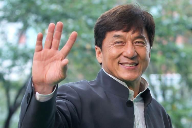 <p>Paylaşımda, Jackie Chan'in hastane yatağında yattığı sahte bir yapay zekâ (AI) görseli yer aldı. </p>

