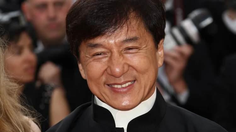 <p>Sahte gönderide şu mesaj dikkat çekti, "Bugün dünya sinemasının en sevilen insanı, hepimizin kalbinde yer eden, özellikle bizim kuşağımız için kıymetli bir oyuncu, büyük bir Kung Fu ustası, o neşeli kahkahasıyla Jackie Chan hayatını kaybetti."</p>
