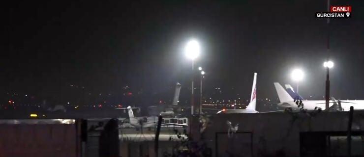 <p>Şehitlerimizin naaşı Tiflis Havalimanı'na getirildi. Şu dakikalarda da uçağa taşınmalar başladı.</p>
