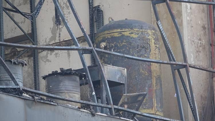 <p><span style="color:#A52A2A"><strong>YANGINDA 6 İŞÇİ ÖLDÜ</strong></span></p> <p> </p> <p>Yangın, itfaiyenin müdahalesiyle söndürüldü. Yangında Şengül <span style="color:#A52A2A"><strong><em>Yılmaz (55), Tuğba Taşdemir (18), Nisa Taşdemir (17), Cansu Esatoğlu (16), Esma Dikan (65) ve Hanım Gülek (65)</em></strong></span> hayatını kaybetti</p> 