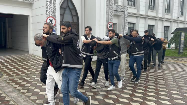 <p><span style="color:#A52A2A"><strong>BAKANLIK 7 KİŞİYİ AÇIĞA ALDI </strong> </span></p> <p> </p> <p>Bu arada Çalışma ve Sosyal Güvenlik Bakanlığı, olayın ardından <span style="color:#A52A2A"><strong><em>Sosyal Güvenlik Kurumu (SGK) Kocaeli İl Müdürü, SGK Kocaeli İl Müdür Yardımcısı, Gebze Sosyal Güvenlik Merkez Müdürü, Çalışma ve İş Kurumu Kocaeli İl Müdürü, İŞKUR Dilovası Hizmet Merkezi Müdürü, İŞKUR CİMER'den Sorumlu Şube Müdürü ve bir personelin </em></strong></span>açığa alındığını duyurdu. </p> 