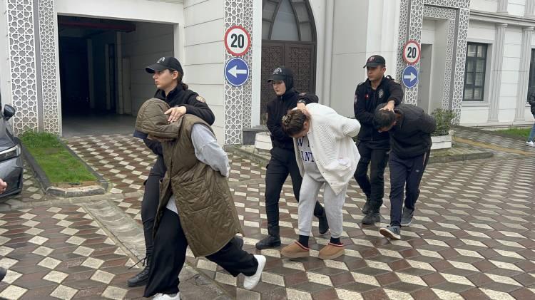 <p><span style="color:#A52A2A"><strong>11 ŞÜPHELİ ADLİYEYE SEVK EDİLDİ </strong></span></p> <p> </p> <p>Olayla ilgili başlatılan soruşturma kapsamında fabrikanın sahibi K.O., oğlu İ.O., yeğeni A.A.O. ile olayda ihmali olduğu değerlendirilen vardiya amirleri ve şüphelilerin kaçmasına yardım edenlerin de aralarında bulunduğu toplam <span style="color:#A52A2A"><em><strong>11 şüpheli yakalandı. </strong></em></span></p> 