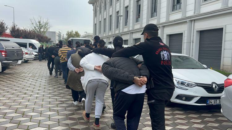 <p>Yaralıların hastanede tedavileri sürerken, ölenler kılınan cenaze namazlarının ardından toprağa verildi.</p> 