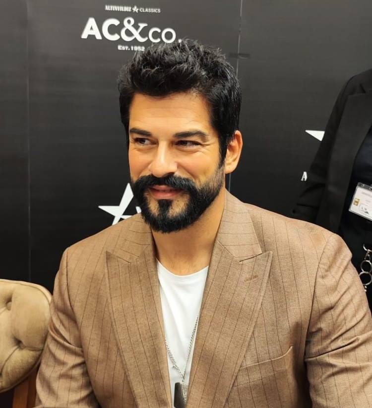 <p><span style="color:#FF0000"><strong>İLK KEZ TİYATRO SAHNESİNE ÇIKACAK</strong></span></p>

<p><strong>Gazeteci Birsen Altuntaş’ın haberine göre; Özçivit, ilk kez tiyatro sahnesinde bir karakteri oynamaya hazırlanıyor. Tek kişilik oyun için sıkı bir çalışma sürecinde olduğu öğrenilen ünlü oyuncu, "İstanbul’un En Güzel Kızı" adlı oyunla hayranlarının karşısına çıkacak.</strong></p>
