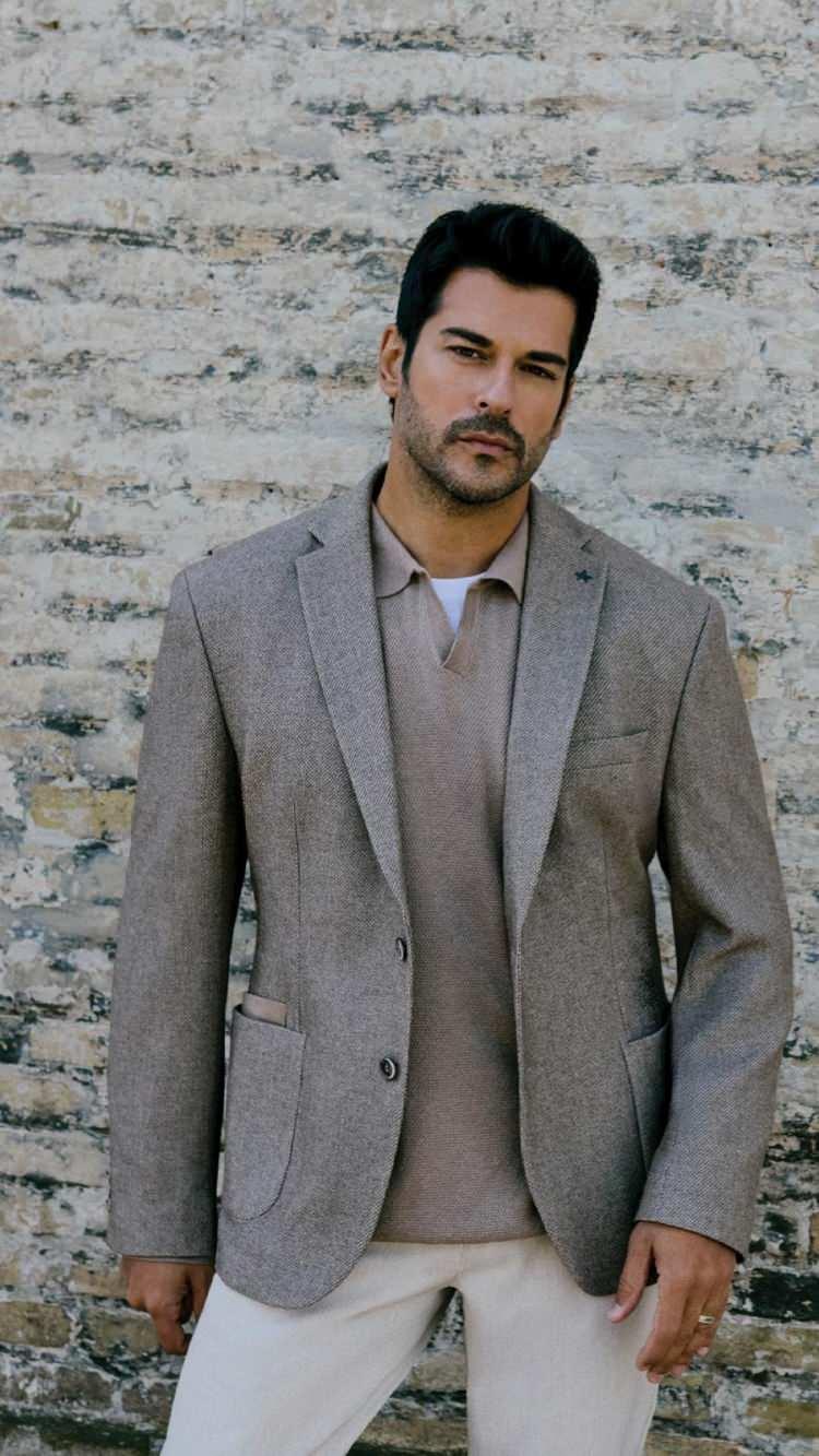 <p><strong>Yapım sürecinin uzun bir zamana yayıldığı belirtilen oyun, usta tiyatrocu ve yazar Levent Tülek'in imzasını taşıyor. Yönetmen koltuğunda ise Çağrı Şensoy oturuyor.</strong></p>
