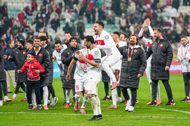 <p>Dünya Kupası Avrupa Elemeleri’nde 5. maçlarda alınan sonuçların ardından A Milli Takım’ın play-off turundaki muhtemel rakipleri netleşti.</p>
