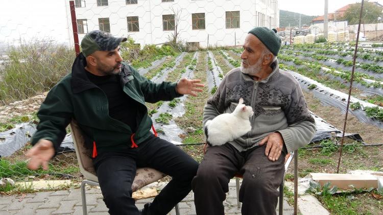 <p>Sosyal medyada İbrahim dedenin bahçesiyle karşılaştıktan sonra İstanbul'dan ailesiyle birlikte Sav kasabasına ziyarete gelen Mustafa Bozkurt, <strong>"Ben İstanbul'da yaşıyorum, iş yerim Beşiktaş'ta. İbrahim dedeyi internette tesadüfen tanıdık ve kendisini ziyarete geldik. İlk gördüğümde çok etkilendim. İbrahim ağabeyin bu yaklaşımı bizi derinden etkiledi ve adeta geçmişe, rahmetli babama kadar götürdü. Babam da aynı şekilde yardımsever ve ileri görüşlü bir insandı. Bu nedenle İbrahim dedeye karşı içten bir sıcaklık hissettim ve kilometrelerce yol katedip onu görmek istedim."</strong> şeklinde konuştu.</p>
