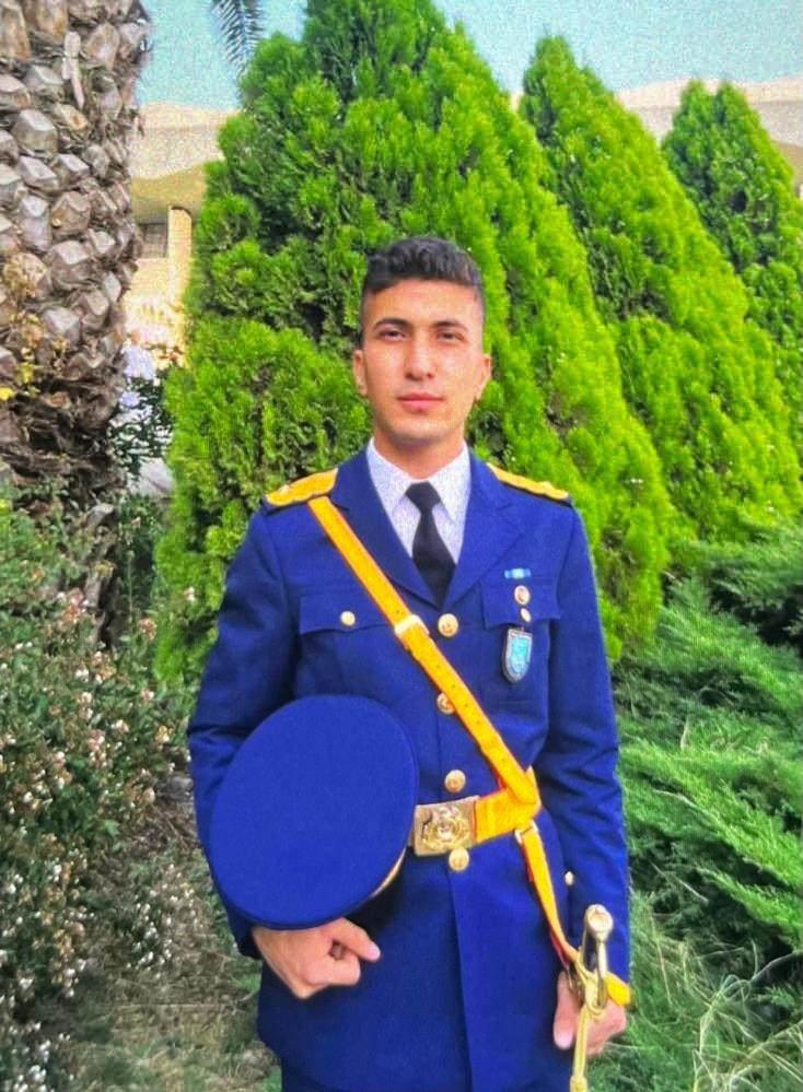 <p>Azerbaycan’dan havalandıktan sonra Gürcistan’da düşen uçakta bulunan 27 yaşındaki Eskişehirli Hava Uçak Bakım Üsteğmen Emre Mercan şehit oldu. Mercan’ın Emek Mahallesi Erensoy Sokak'ta bulunan baba ocağına acı haber ulaştı. Askeri erkan, baba Halil İbrahim Mercan ve anne Ayşe Mercan’a şehit olduğunu bildirdi. Acı haberi alan yakınları da apartmanın önüne akın etti. Baba ocağına dev Türk bayrağı asıldı.</p>
