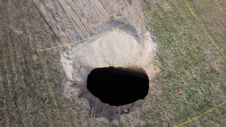 <p>Konya'da oluşan obrukların ardından Aksaray'da da suların çekilmesiyle birlikte 15 metre derinliğinde obruklar oluşmaya başladı. </p>
