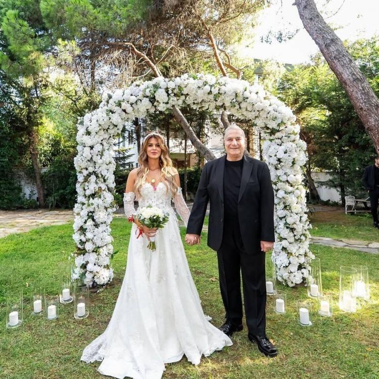 <p><strong>Geçtiğimiz aylarda kendisinden 42 yaş küçük Gülseren Ceylan ile nikah masasına oturan Erbil, 4'ncü kez mutluluğa 'evet' demişti.</strong></p>
