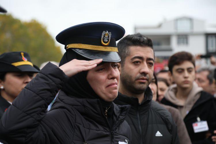 <p>Azerbaycan-Gürcistan sınırında düşen askeri kargo uçağında şehit olan Hava Uçak Bakım Astsubay Üstçavuş Emre Altıok, memleketi Samsun'un Tekkeköy ilçesinde son yolculuğuna uğurlandı. Altıok'un naaşı bir süre top arabasında taşındı. Şehidin kepini takan kız kardeşi Gamze Süngerli ise kardeşini asker selamı ile uğurladı.</p>
