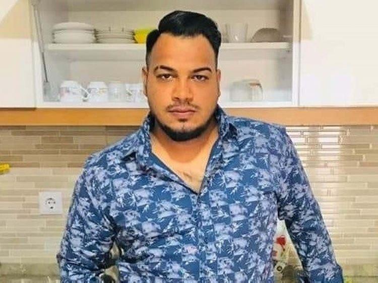 <p>Alaattin Keçkin, barışma teklifini kabul etmeyen eşi Neşe Keçkin'e bıçakla saldırdı.</p>

<p> </p>

<p>Durumu gören bir polis memuru, olaya müdahale etti.</p>

<p> </p>

<p>Bu sırada çiftin yakınlarının da olaya müdahil olmasıyla arbede yaşandı. </p>
