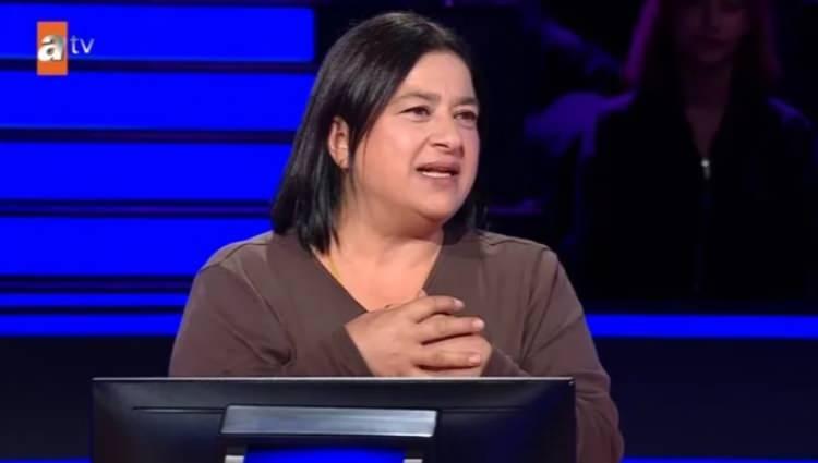 <p>4 yıl önce Türkiye'ye yerleşen 56 yaşındaki yarışmacı baraj sorusunu geçmesinin ardından karşısına çıkan kraliyet sorusu ile büyük tedirginlik yaşadı.</p>
