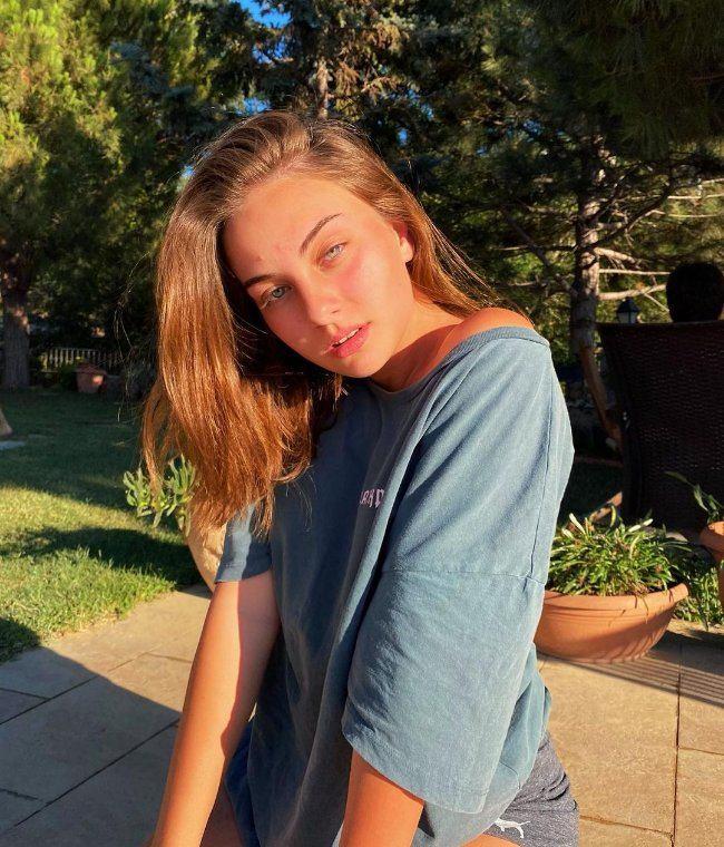 <p><span style="color:#800080"><em><strong>"Hakkımda çıkan haberlere istinaden bir açıklama yapmak zorunda hissediyorum. Herhangi bir çarpma, kaçma gibi bir olay yaşanmadı ve bunu, o an yanımızda olan bütün muhabir arkadaşlarımız da gördü. Aksine, bahsedilen çocuk arabanın peşinden koşarken önüme aniden kesilince arabaya çarptı. Dönüp baktığımda çoktan ayaklanmış ve koşuyordu."</strong></em></span></p>
