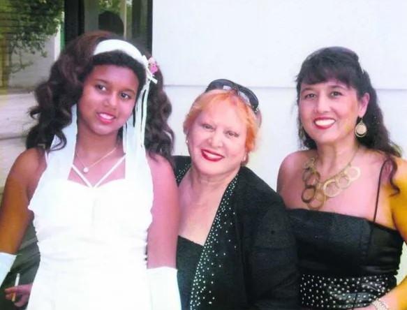 <p>Ölümüyle sevenlerini yasa boğan usta sanatçı kızı Aslı Abacı ilk kez konuştu. Abacı, annesinin hastanedeki son sözlerini anlatarak herkesi duygulandırdı.</p>
