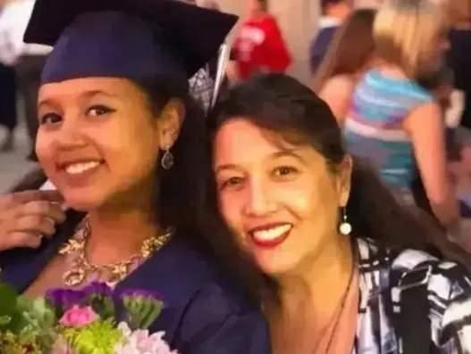 <p>"ANKARA'YA BABASININ YANINA TESLİM EDECEĞİM"</p>

<p>Aslı Saba Abacı, annesinin cenazesinin Türkiye’ye gönderilmesine ilişkin çalışmalarda Amerikan Diyanet Merkezi ve Kültür Bakanlığı’nın sağladığı yardımlar için teşekkürlerini ileterek, "İki gündür Türkiye’ye aynı uçakta dönelim diye uğraşıyorum. Annemin menajeri Taner Budak da Türkiye’den çok takipte bulundu. Yarın Türkiye’ye geleceğiz. Atatürk Kültür Merkezi’nde bir seremoni düzenlenecek. Daha sonra annemi Ankara’da babasının yanına teslim edeceğim" dedi.</p>
