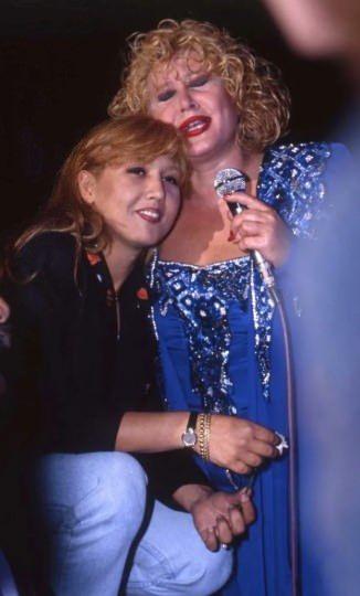 <p>"ANNEM ANTİBİYOTİĞE TERS REAKSİYON VERDİ"</p>

<p> </p>

<p>Abacı, hastanenin olayda ihmali olup olmadığına ilişkin sorulara, "Yapılan hiçbir şey tabii ki kasıtlı değildi. Ben de yeni duymaya başladım, anjiyodan sonra birçok kişide böyle komplikasyonlar olabiliyormuş. Antibiyotik tedavisine başlandı. Annem de o antibiyotiğe ters reaksiyon verdi. Ellerinden gelen her türlü yardımı yaptılar. Her şey yapıldı. Ben ayrıca anneme de her gün ‘Ne zaman istersen, ben eve gitmek istiyorum dersen hemen gideriz’ dedim. ‘Yok kalalım’ dedi. O da ilk defa bu kadar zorlandı tabii ki. ‘Bu kalp krizi çok zormuş’ dedi" cevabını verdi.</p>
