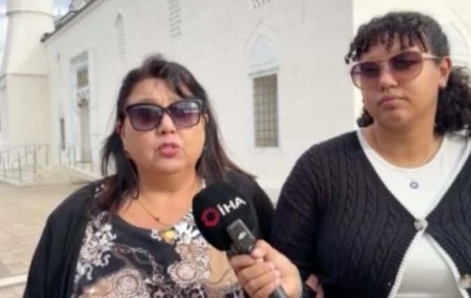 <p>ÖLÜM NEDENİNİ AÇIKLADI</p>

<p> Abacı’nın kızı Aslı Saba Abacı,  "Annemi iki hafta önce kalp kriziyle hastaneye götürdük. Ondan sonra hemen erkenden hastanedeydik. Hemen anjiyo yapıldı. Kalp damarı açıldı. Bir iki gün çok güzeldi. Gayet iyiydi. Fakat o anjiyonun komplikasyonu nedeniyle başka organlar da etkilendi. Bir türlü toparlanamadı. Yani böbrek, kalp bir şekilde anlaşamadı. Ondan sonra yoğun bakıma geçirmek zorunda kaldık. Ama yoğun bakımdayken de hep görüşüyorduk, konuşuyorduk. Bizim aklımıza böyle bir şey gelmedi. Hatta biz hastaneye ilk gittiğimiz zaman ‘gerekirse kalp masajı yapalım mı, entübe edelim mi’ gibi sorulara annem, ‘Yok canım benim öyle şeylere ihtiyacım olmaz’ demişti. Öyle hayat doluydu. Hiç aklımıza gelmeyecek bir şekilde son iki günde bayağı zorlanmış. Özellikle kalp biraz yetmezliğe gidince kendisini o şekilde kaybettik maalesef" dedi.</p>
