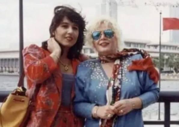 <p>Kızı Saba Abacı'yı görmek için gittiği ABD'de geçirdiği kalp rahatsızlığı nedeniyle anjiyo olup stent takılan 78 yaşındaki usta sanatçı Muazzez Abacı, 12 Kasım'da, tedavi gördüğü hastanede yaşamını yitirdi.</p>
