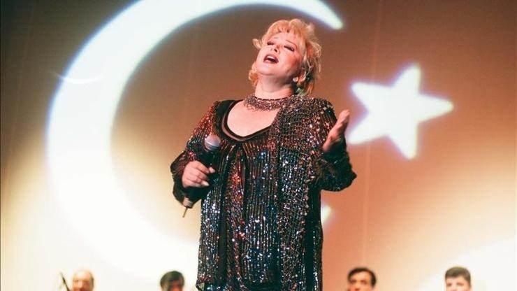 <p>Kalp rahatsızlığı nedeniyle anjiyo olan ve stent tedavisi uygulanan Muazzez Abacı, tedavi gördüğü ABD'de 78 yaşında hayatını kaybetti.</p>
