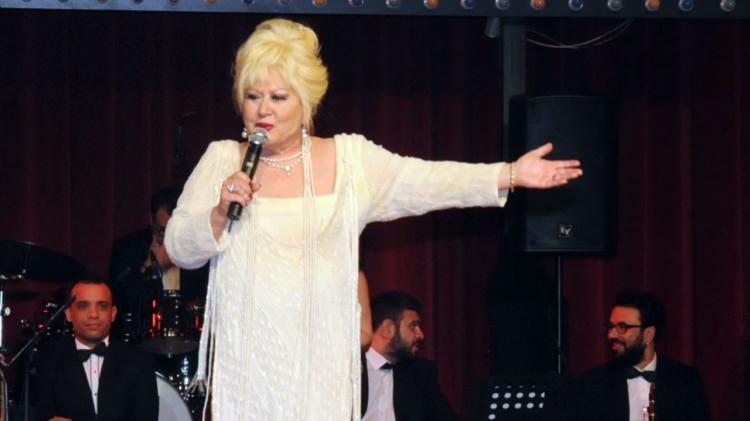 <p><strong>VASİYETİ ORTAYA ÇIKTI</strong></p>

<p>Sabah'ta yer alan habere göre; Abacı, Atatürk Kültür Merkezi'nde düzenlenecek anma töreninin ardından Ankara'ya götürülecek olan Abacı, burada babasının yanına defnedilecek. Usta sanatçının vasiyeti yürekleri dağladı. </p>
