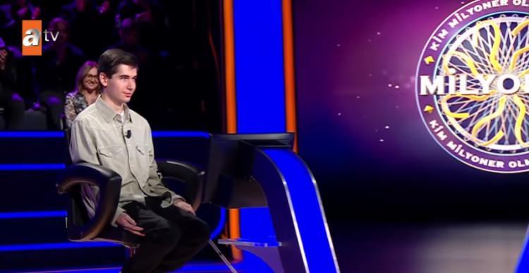 <p><strong>Yarışmaya katılan görme engelli 19 yaşındaki Kerem Aktan, başarılı performansı ve sempatik tavırlarıyla sosyal medyada ilgi odağı haline geldi.</strong></p>
