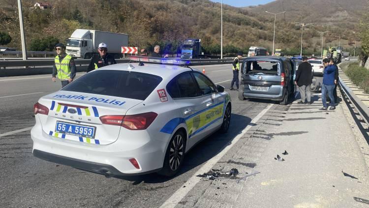 <p>Hafif ticari araç da çarpmanın etkisiyle önündeki Mustafa A.’nın kullandığı 55 ARA 818 plakalı kamyona bağlı 55 ALK 340 plakalı römorka çarptı. </p>
