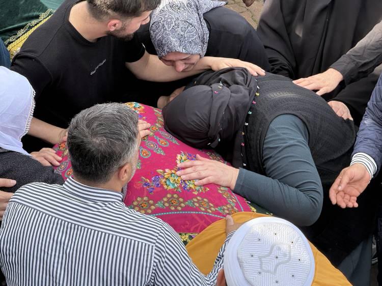 <p><span style="color:#A52A2A"><strong>"OCAKLAR SÖNDÜ"</strong></span></p>

<p> </p>

<p>Aynı aileden 3 kişinin de olay sırasında vefat ettiğini hatırlatan acılı eş, <strong>"Burada ocaklar söndü. Okul harçlığını çıkartmak için çalışan da vardı, ailesini geçindirmek için çalışanlar da vardı."</strong> sözlerine ekledi.</p>
