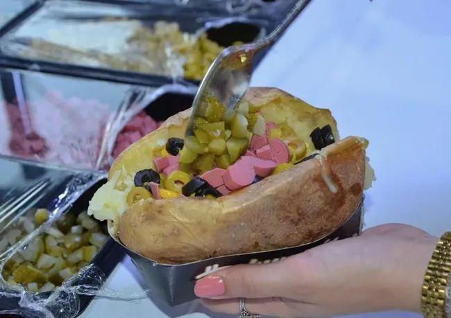 <p>4 kişilik aileden geriye ise 36 yaşındaki baba Servet Böcek ise tedavi altında hayatta kaldı. Yaşanan bu trajedi sonrası, vatandaşlar arasında dışarıda yemek yeme konusundaki endişeler giderek arttı.</p>
