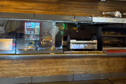 <p>Özellikle deniz ürünleri, açıkta satılan gıdalar ve uzun süre bekletilen yiyecekler gıda zehirlenmelerine davetiye çıkarıldığını vurgulayan uzmanlar, tüketicilerin dikkat etmesi gereken ve dışarıda asla yenilmemesi gereken 10 yiyeceği şöyle sıraladı:</p>
