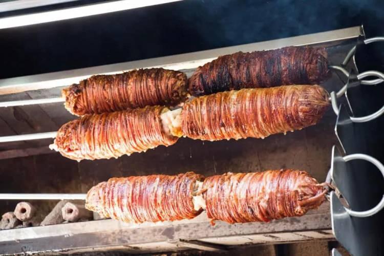 <p><span style="color:#800080"><strong>2- Açıkta dökülen kokoreç ve ciğer</strong></span></p>

<p>Sıcaklık kontrolü yoksa salmonella ve kampilobakter gibi hayati tehlikeye sebep olan bakteri riski oldukça yüksek.</p>
