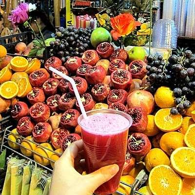 <p><span style="color:#800080"><strong>3- Açık tezgahta kesilmiş meyve</strong></span></p>

<p>Bıçak, tahta ve su bakteriler için ideal ortam oluşturuyor ve gıda zehirlenmelerine zemin hazırlıyor.</p>
