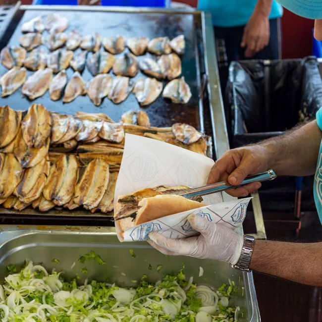 <p><span style="color:#800080"><strong>5- Açıkta bekleyen balık-ekmek</strong></span></p>

<p>Balık ve sıcak hava birleştiğinde histamin zehirlenmesine yol açabilir.</p>
