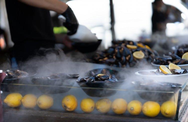 <p><span style="color:#B22222"><strong>AÇIKTA SATILAN MİDYE</strong></span></p>
