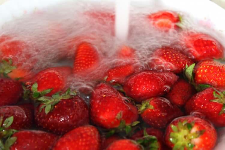 <p>Bıçak, tahta, su = bakteri kokteyli.</p>

<p> </p>
