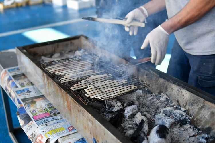 <p><span style="color:#B22222"><strong>AÇIKTA BEKLEYEN BALIK EKMEK </strong></span></p>
