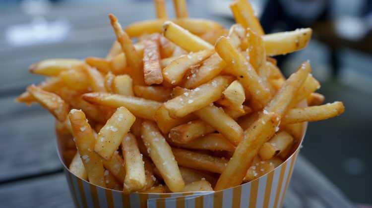 <p>Yağın kaçıncı kez kullanıldığı meçhul → oksitlenmiş yağ + trans yağ yükü.</p>

<p> </p>
