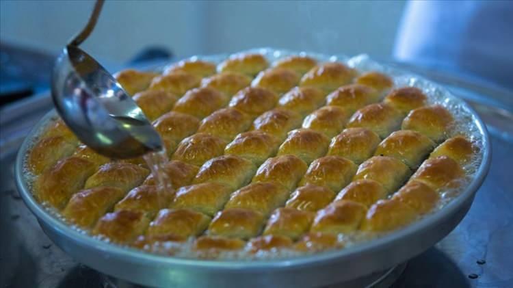 <p>Şerbet saatlerce dışarıda → maya ve bakteri mis gibi ürer, en sevdikleri ortam.</p>

<p> </p>

<p> </p>

<p> </p>

<p>Kaynak Haber Global.com </p>
