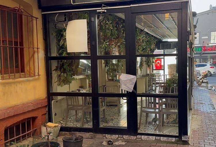 <p><strong><span style="color:rgb(178, 34, 34)">GIDA ZEHİRLENMESİNDE HİJYEN ÖNEMLİ</span></strong></p>

<p>Gıda zehirlenmelerinin temelinde hijyenin büyük rol oynadığını belirten Prof. Dr. Göral, gıda zehirlenmelerinin temelinde hijyenin büyük rol oynadığını belirtti. Son dönemde bazı vatandaşların midye tüketimi sonrası rahatsızlandığını ifade eden Prof. Dr. Göral, <strong><em>“İki çocuk veya aile fertleri etkilenmiş. Midyenin hijyenine uyulmazsa salmonella, vibrio gibi bakteriler ve toksinler bulaşabilir, bu da gıda zehirlenmesine yol açabilir. Temiz ve bilinen yerlerden tüketildiğinde genellikle sorun yaşanmıyor. Ancak yaşlı, çocuk, bebek, hamile veya bağışıklık sistemi zayıf kişilerde tablo ağır seyredebilir” </em></strong>dedi.</p>
