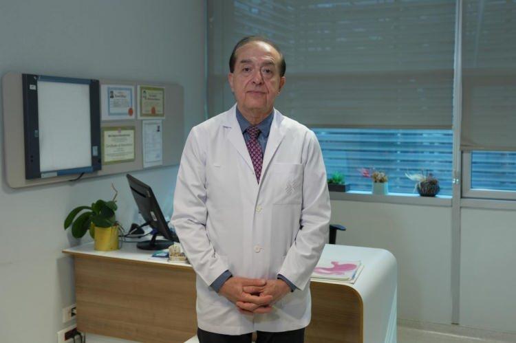 <p><strong><span style="color:rgb(178, 34, 34)">TÜKETİCİ VE HAZIRLAYICILARIN DİKKAT ETMESİ GEREKİYOR</span></strong></p>

<p>Prof. Dr. Göral, midyenin hazırlanması ve pişirilmesi sırasında hijyen kurallarına uymanın kritik olduğunu vurguladı. <em><strong>“Hazırlayan kişinin elleri, bıçaklar, malzemeler ve kesme tahtaları temiz olmalı; yemek yedikten sonra ellerin de temiz olması gerekiyor. Bakteri temasına bağlı bulantı, kusma, ishal ve karın ağrısı gibi durumlar yemek yedikten 15 dakikadan 3 saate kadar ortaya çıkabilir. Hafif vakalar dinlenme ve sıvı gıdalarla atlatılabilir, fakat orta ve ağır vakalarda mutlaka hekime başvurulmalı”</strong></em> ifadelerini kullandı.</p>
