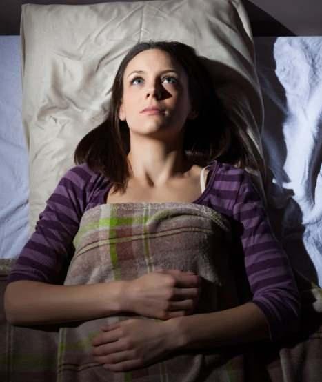 <p><strong>5- Akşam ritüelleri oluşturmak:</strong> Ilık duş, hafif müzik, kısa nefes egzersizleri veya bitki çayı ile beyninize <strong>"günü kapatma" </strong>sinyali gönderin.</p>

<p><strong>6- Magnezyum, glisin, teanin gibi doğal destekleri (hekime danışarak) kullanmak:</strong> Bu üçlü sinir sistemini gevşetir, derin uyku oranını artırır. </p>
