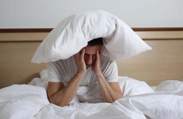 <p><strong>3- Sabah gün ışığıyla tanışmak:</strong> Güne ilk 30 dakikada alınan doğal ışık, sirkadiyen ritminizi gençleştirebilir.</p>

<p><strong>4- Geceleri dijital detoks yapmak:</strong> Yatmadan bir saat önce telefon, televizyon ve bilgisayar ekranlarını kapatın. </p>
