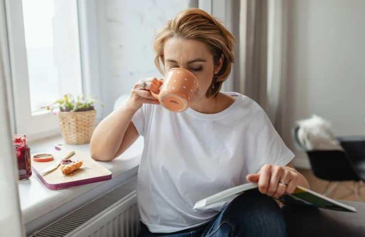 <p><strong>5- Sabit bir uyku saatinin olmaması:</strong> Her gün farklı satte yatıp kalkmak, sirkadiyen biyolojik saati  karıştırır. Vücut ne zaman onarm moduna geçecegini bilemez.</p>

<p><strong>6- Aşırı kahve tüketimi:</strong> Kahve enerji içecekleri veya yeşil çay akşam saatlerinde alınırsa adenozin reseptörlerini bloke ederek uykuyu geciktirir.</p>
