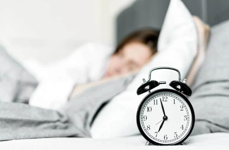 <p><span style="color:#B22222"><strong>UYKUYU GENÇLEŞTİREN 7 DOĞRU</strong></span></p>

<p><strong>1- Her gün aynı saatte ytıp kalkmak:</strong> Biyolojik saatinizi sabitlemek, melatonin döngünüzü düzene sokar.</p>

<p><strong>2- Karanlık sessiz, serin bir ortam hazırlamak:</strong> 18-20 derece oda ısısı, karanlık perde ve sessizlik, derin uyu hormonlarını aktivite eder.</p>
